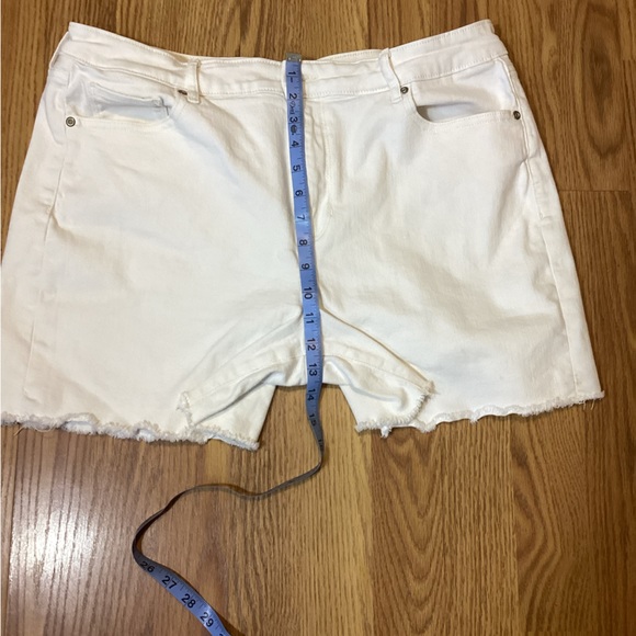 Women’s shorts size 18 color white - Picture 6 of 9